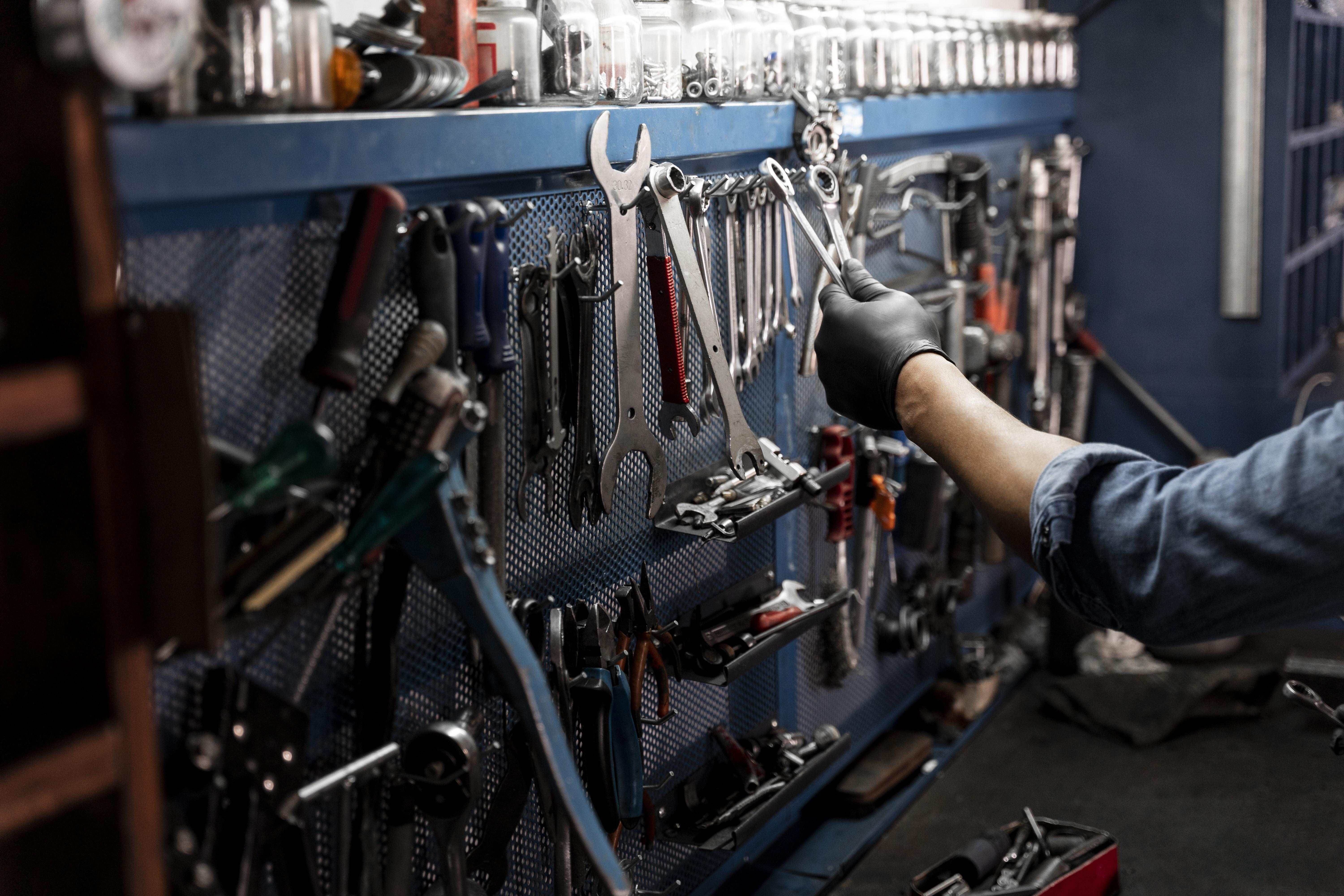 Technicien RDV France assurant l'entretien d'une autolaveuse en atelier