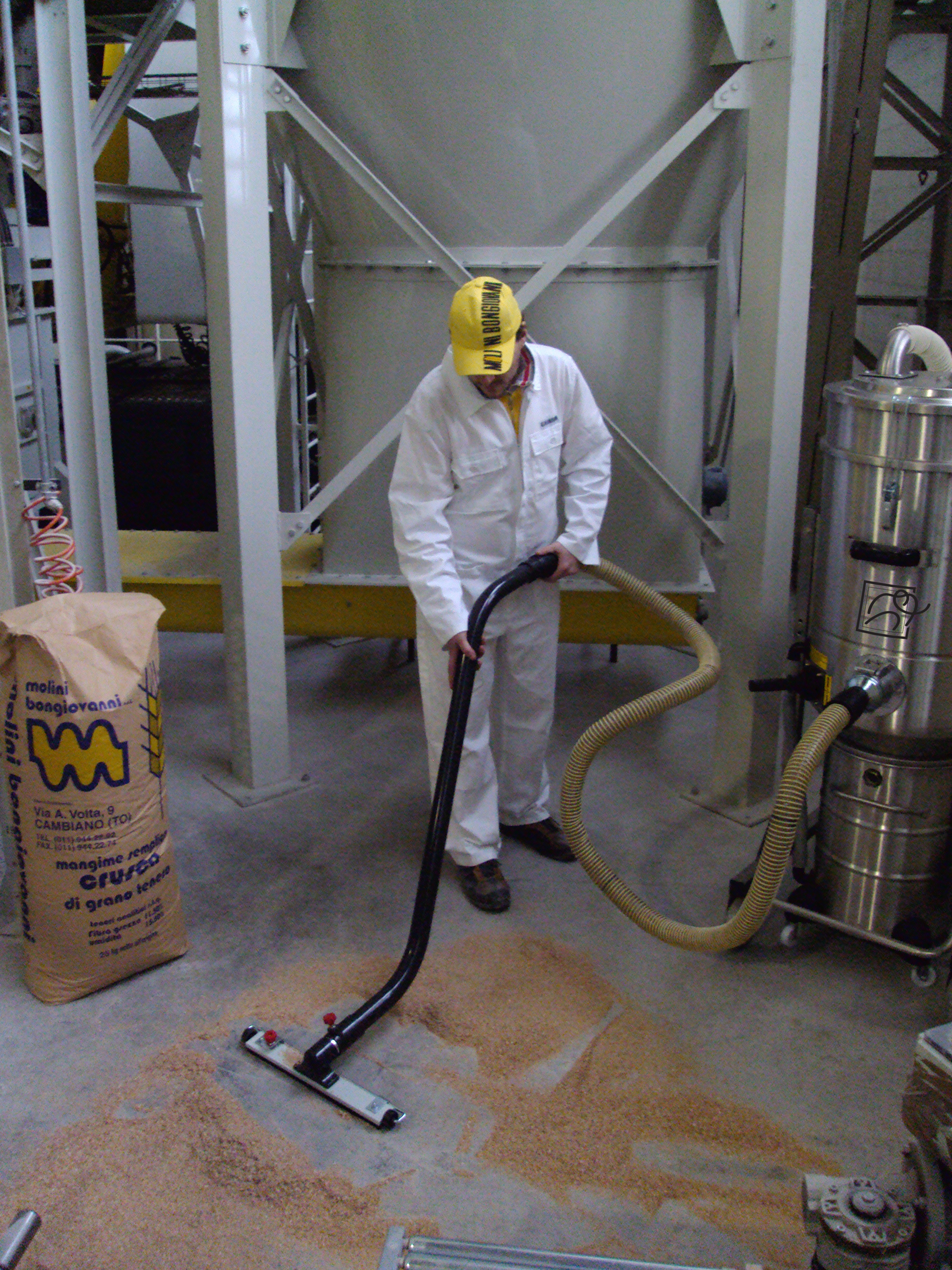 Aspirateur industriel professionnel en poste dans un atelier