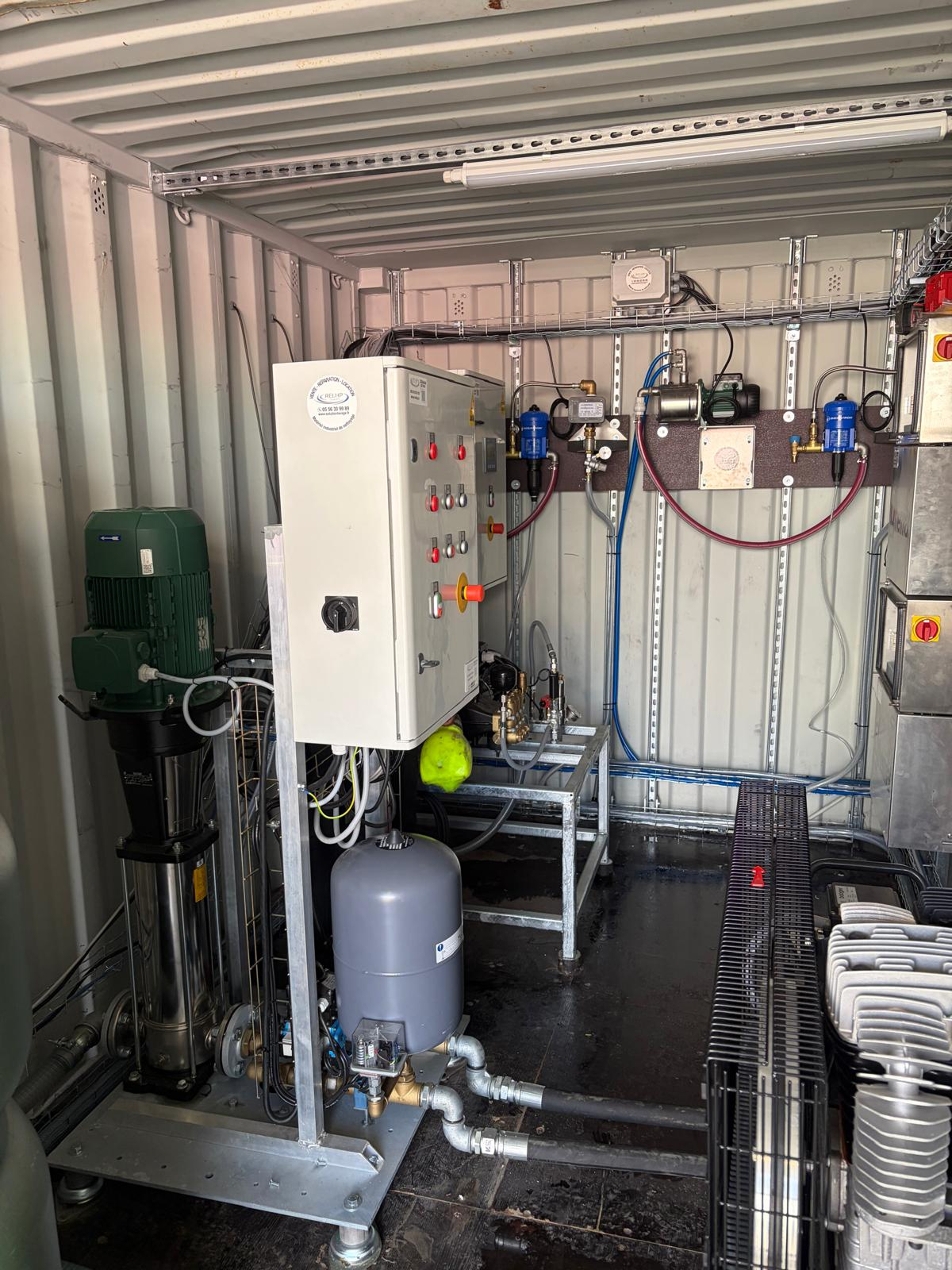 Pompe multicellulaire verticale, armoire électrique et ballon sous pression