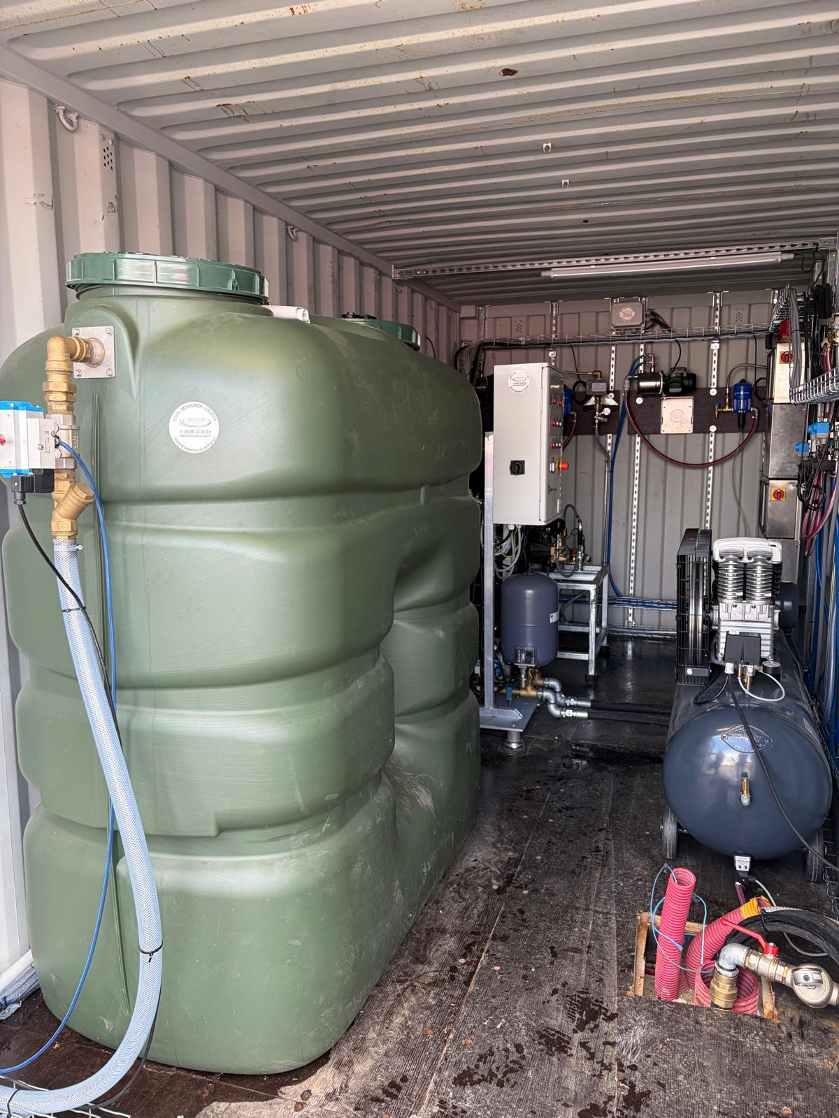 Cuve de récupération d'eau, armoire électrique et compresseur dans le container