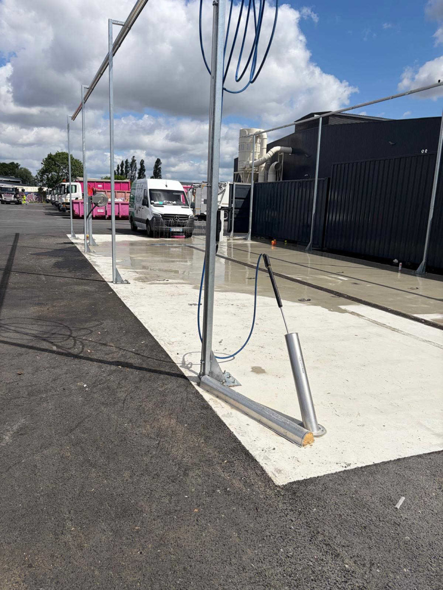 Aire de lavage ext&eacute;rieure avec portiques galvanis&eacute;s et dalle b&eacute;ton