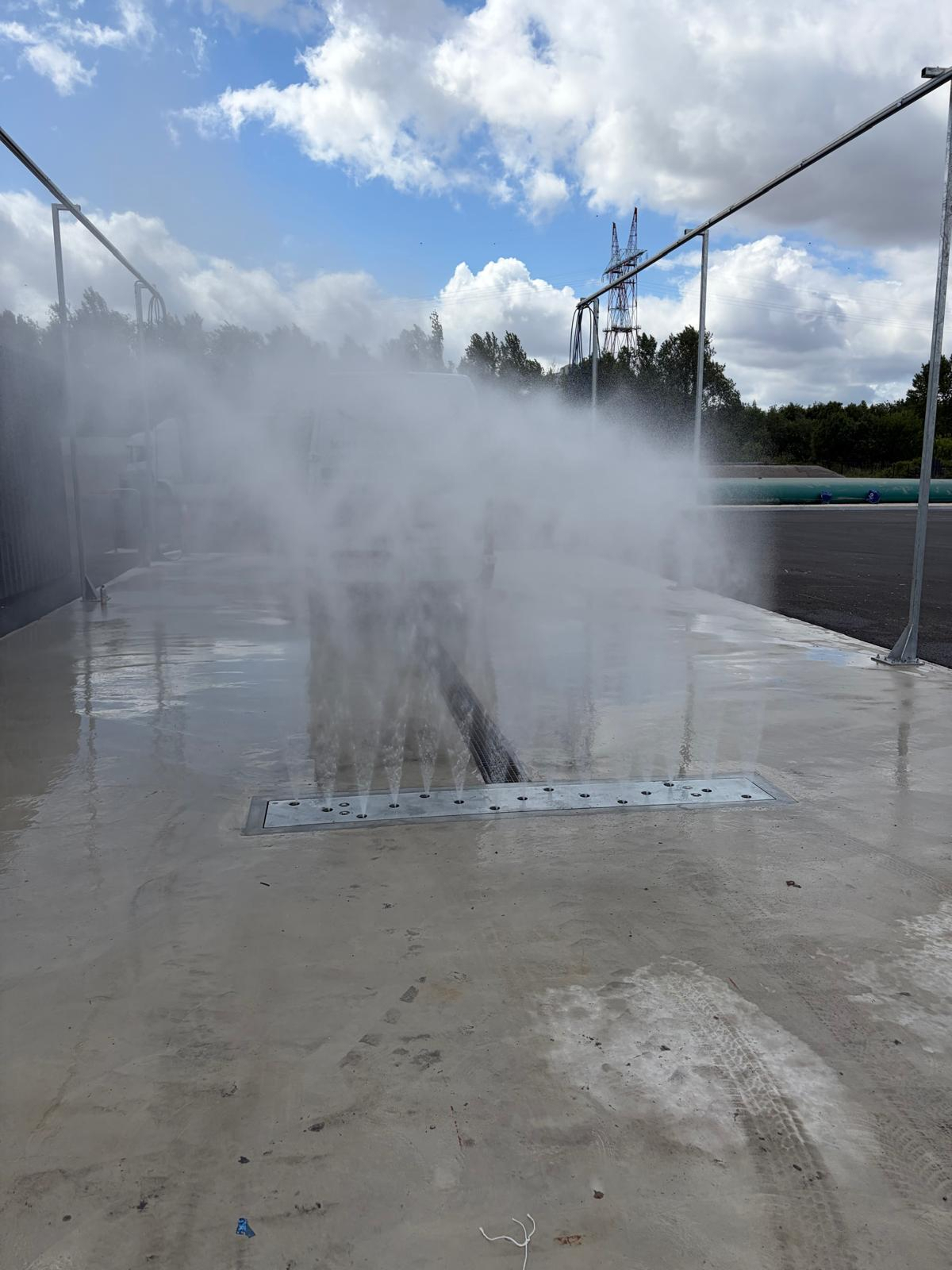Aire de lavage en fonctionnement, rampe de lavage du dessous en action