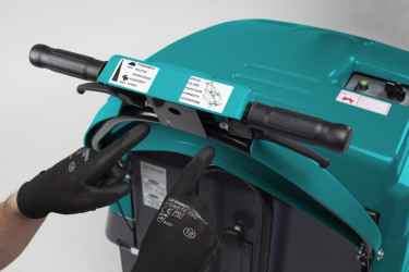 KOBRA P - BALAYEUSE AUTOTRACTEE à batterie spéciale terrains de Padel Balayeuses