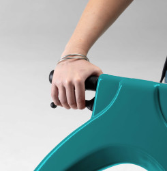 KOBRA P - BALAYEUSE AUTOTRACTEE à batterie spéciale terrains de Padel Balayeuses