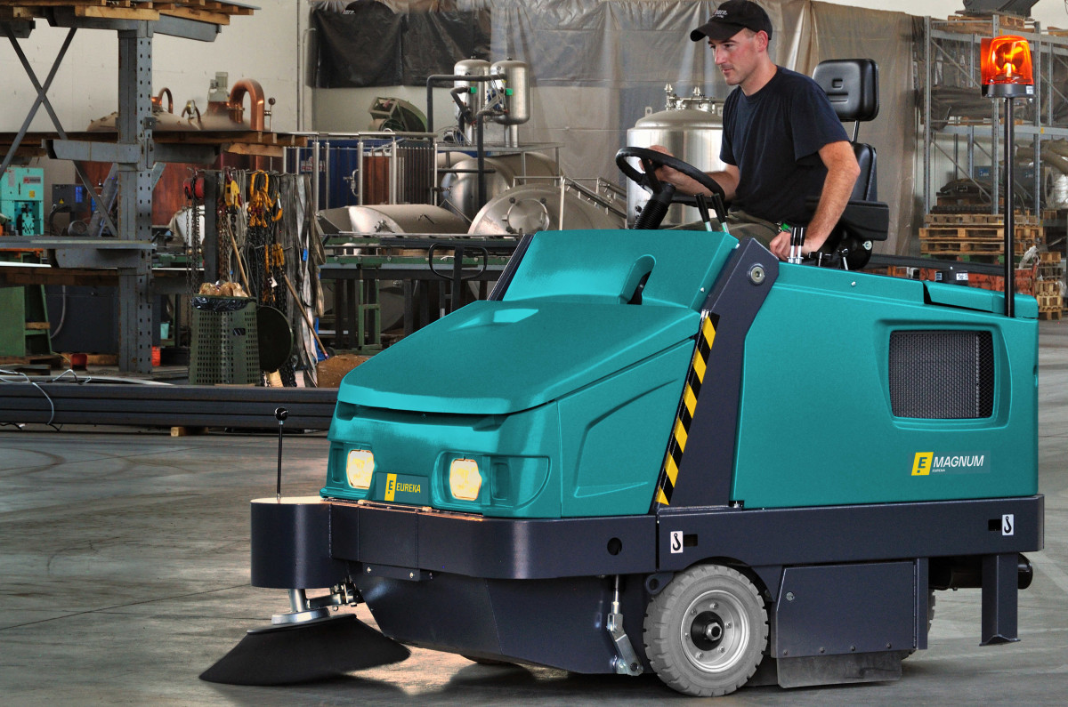 MAGNUM | BALAYEUSE AUTOPORTEE HYDRAULIQUE Balayeuses