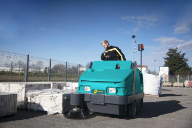 MAGNUM | BALAYEUSE AUTOPORTEE A BENNAGE HYDRAULIQUE Balayeuses